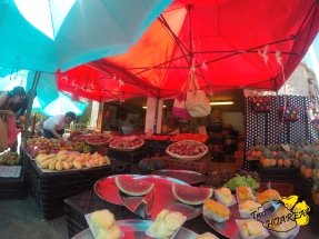 Marché aux fruits et légumes à Saint Gilles.